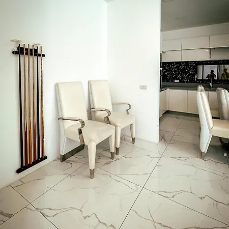 Magnitude 8 Bedroom In Palm Spring Apartment