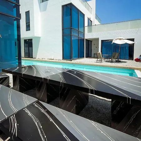 Magnitude 8 Bedroom In Palm Spring Apartment *