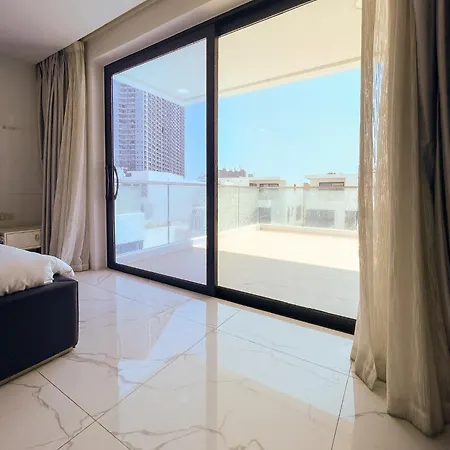 Magnitude 8 Bedroom In Palm Spring Apartment Pattaya