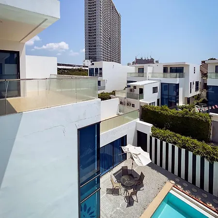 Magnitude 8 Bedroom In Palm Spring Apartment *