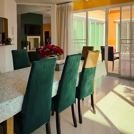 Magnitude 6 Bedroom In Pratumnak Apartment