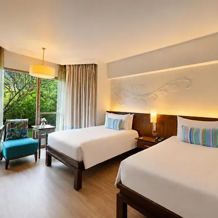 รีสอร์ท The Bayview 4*
