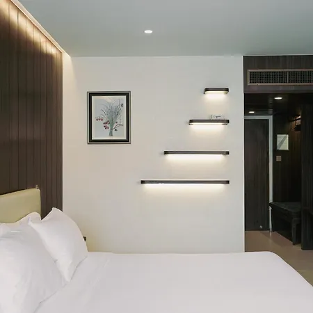 โรงแรม รายัล ทวินส์ พาเลซ 4*