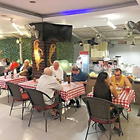 Zip & Restaurant โรงแรม 3*
