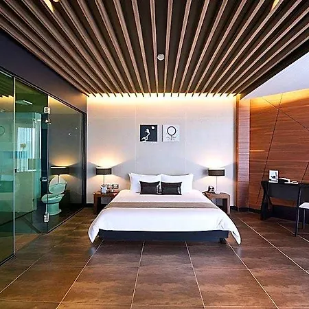 โรงแรม Tsix5 Quarter 5*