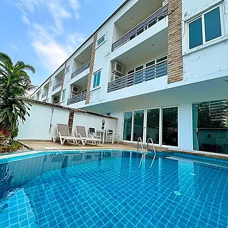 Hidden Palm Pool Hotel 3*