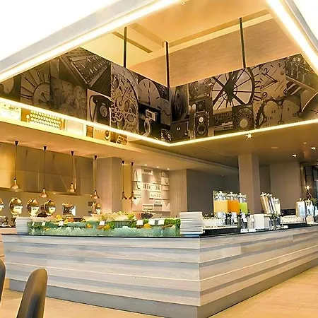 Tsix5 Phenomenal โรงแรม 5*