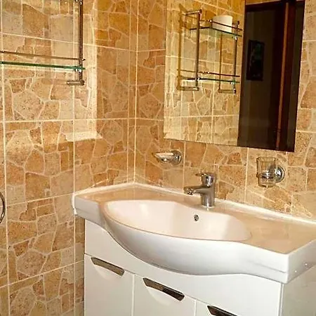 Queen Victoria Inn. Hotel 2*