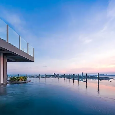 โรงแรม The Base By Fiona 5*