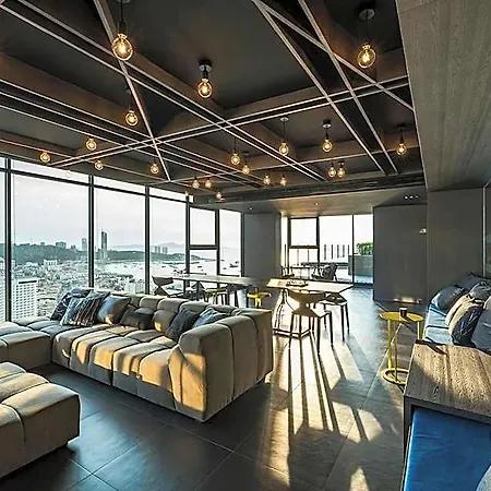 The Base By Fiona โรงแรม Pattaya