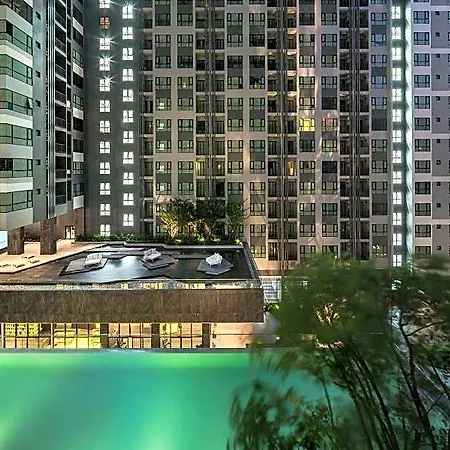 โรงแรม The Base By Fiona