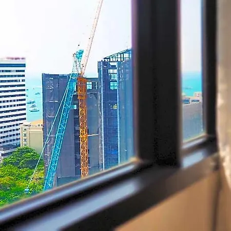 โรงแรม The Base By Fiona Pattaya