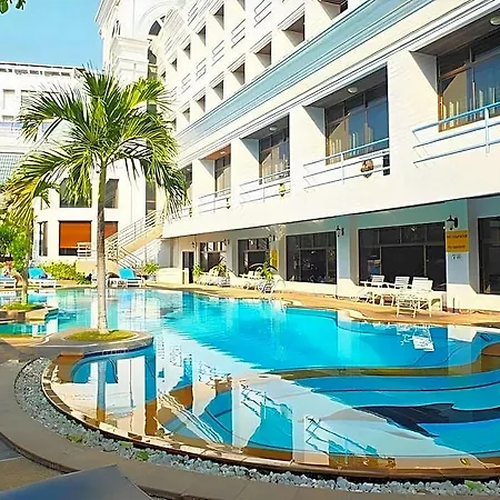 โรงแรม The Camelot 4*