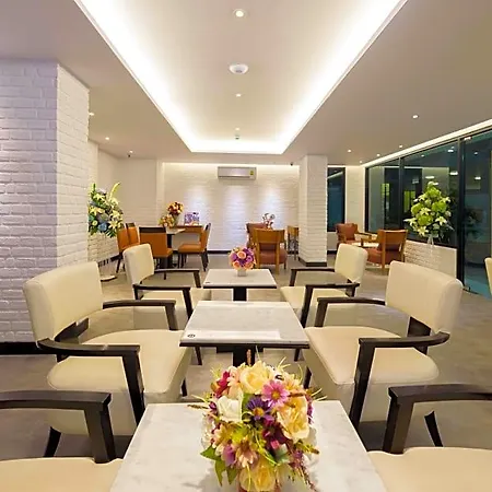 Deep Blue Z10 โรงแรม Pattaya