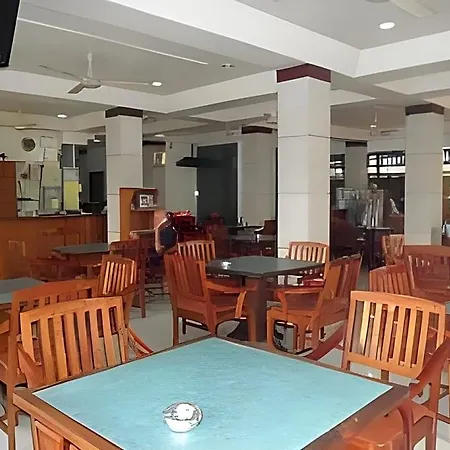 Nikom Court