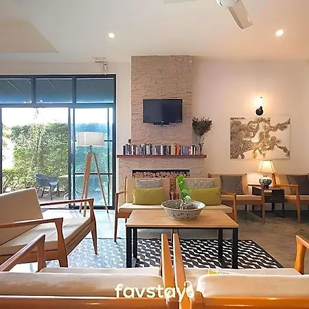 โรงแรม The Corner 3*