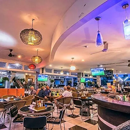 Sutus Court 4 Hotel