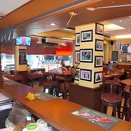 Robin's Nest & Restaurant Guest house *