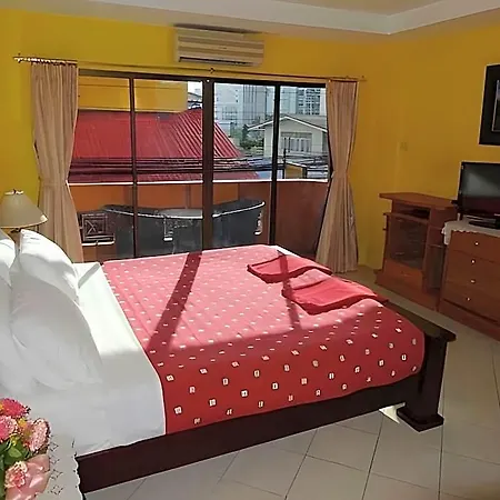 Robin's Nest & Restaurant Guest house Pattaya