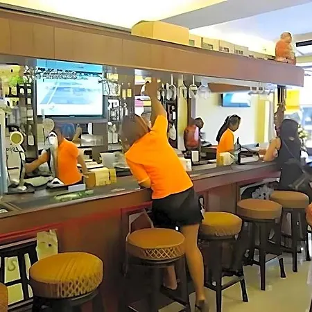 Robin's Nest & Restaurant Guest house *