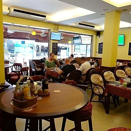 Guest house Robin's Nest & Restaurant