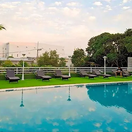First Pacific Cirrus โรงแรม Pattaya