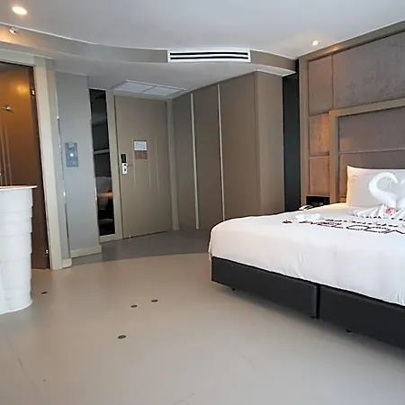 โรงแรม Azure 4*