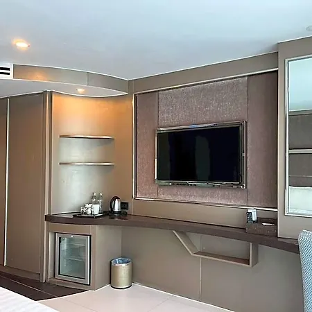โรงแรม Azure 4*