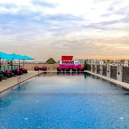 โรงแรม Glow 4*