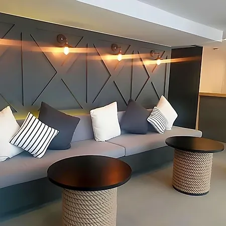 โรงแรม Journeyhub 4*