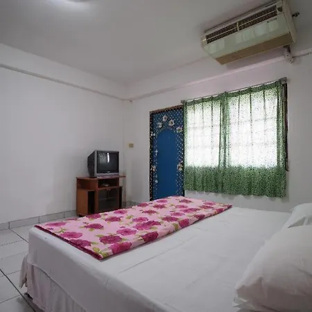 Oyo 1004 Naklua Mansion 2*