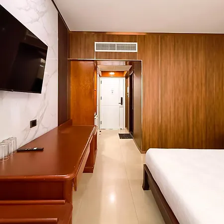 Silvertone Hotel