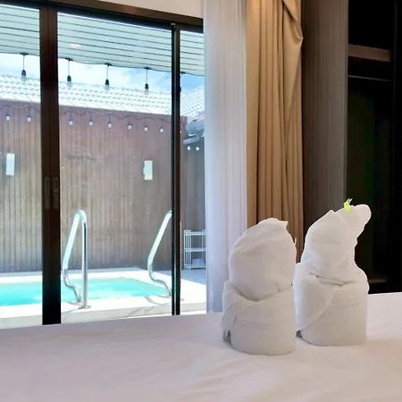 Anjia Suksabai Pool Pattaya