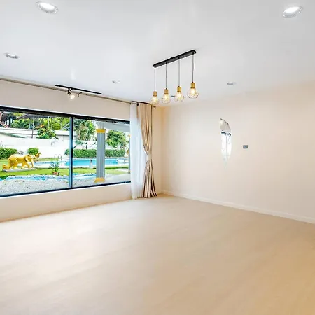Luxury 5 Bedroom Private Party Pool