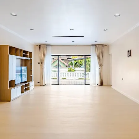 Luxury 5 Bedroom Private Party Pool *