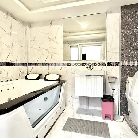 Luxury 5 Bedroom Thaibali Near Walking Street Pattaya
