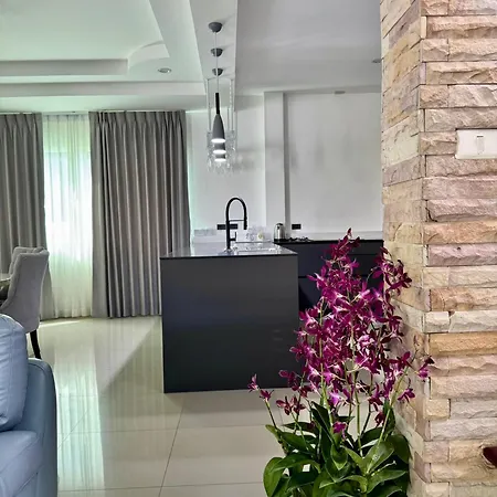 Lion Queen 5-bedroom Pool *