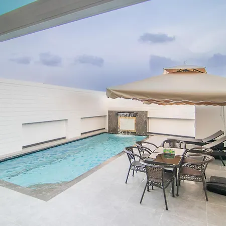 Villa Pool *