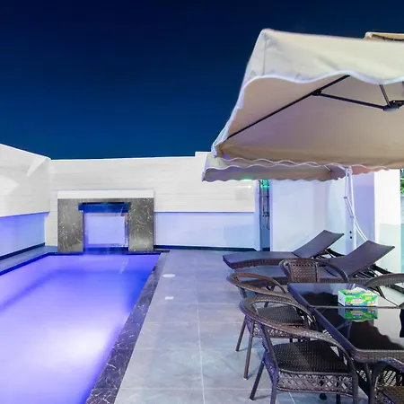 Villa Pool *