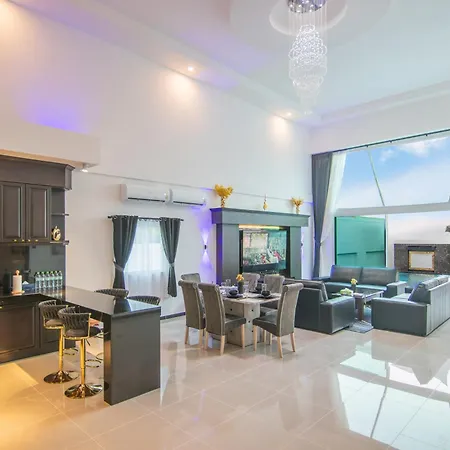 Villa Pool