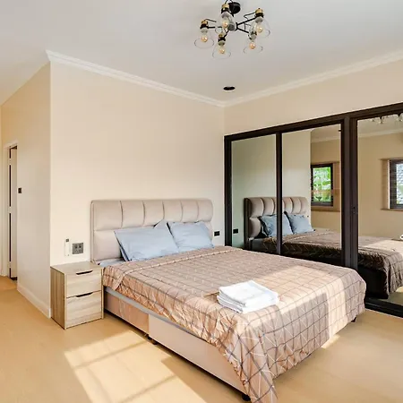 Villa Luxury 5 Bedroom Private Party Pool *