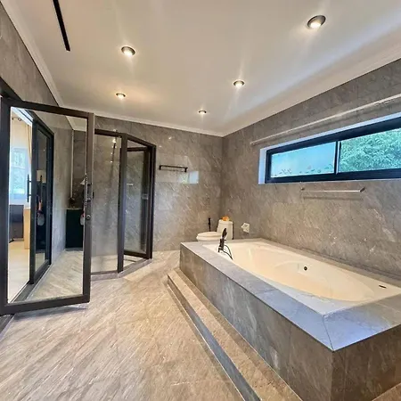 Luxury 5 Bedroom Private Party Pool Villa Pattaya