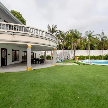 Luxury 5 Bedroom Private Party Pool *