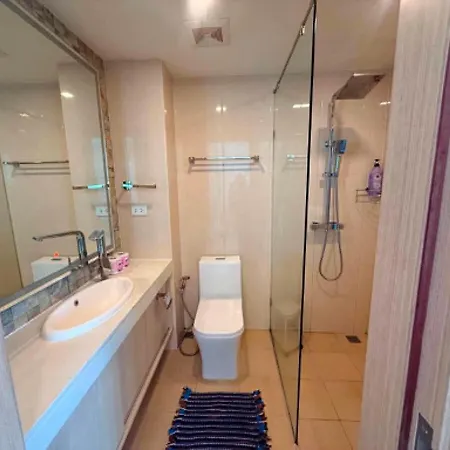 Cozy Entire 7th Floor With View Apartment