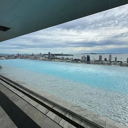 Luxury With Scenic Rooftop Pool Near Terminal 21 Apartment Pattaya