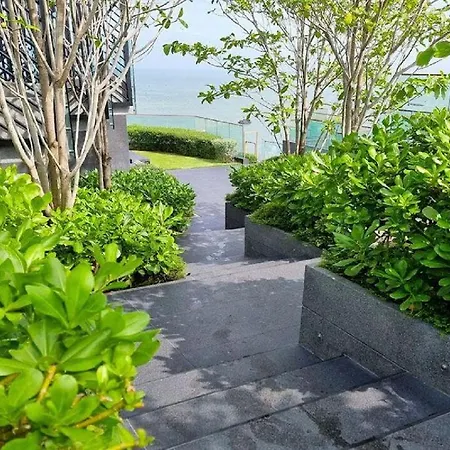 Edge Near & Walking Street Apartment *