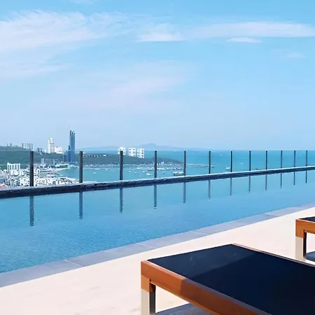 Apartment In With Rooftop Pool Pattaya