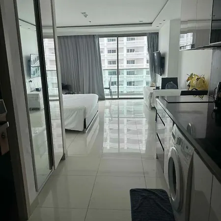 W-tower Wongamat Beachfront Apartment