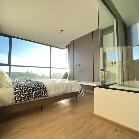 2 Bed Rare Unit With Bath Tub - Sea View