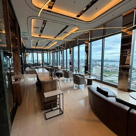 Luxury With Scenic Rooftop Pool Near Terminal 21 Pattaya